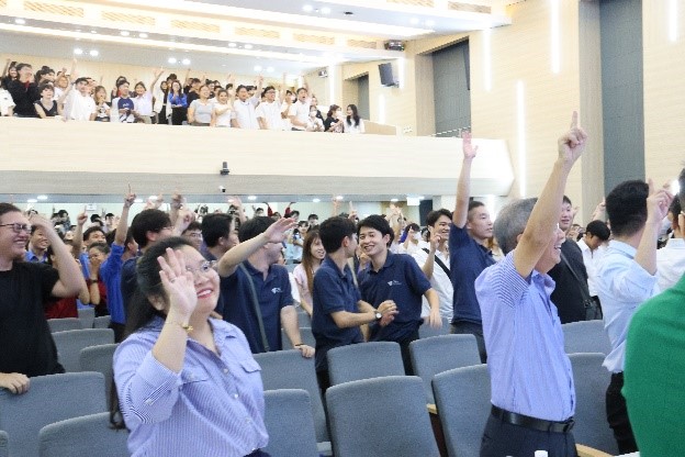 本学からIUHへ記念品を贈呈