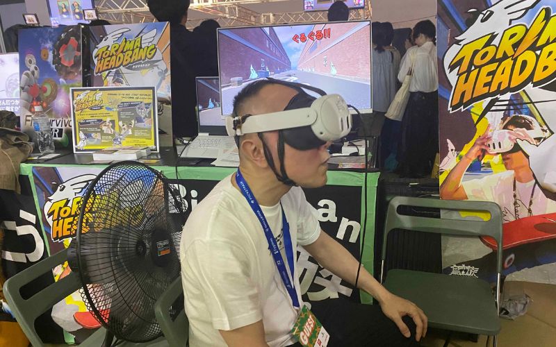 ゲームを体験する来場者