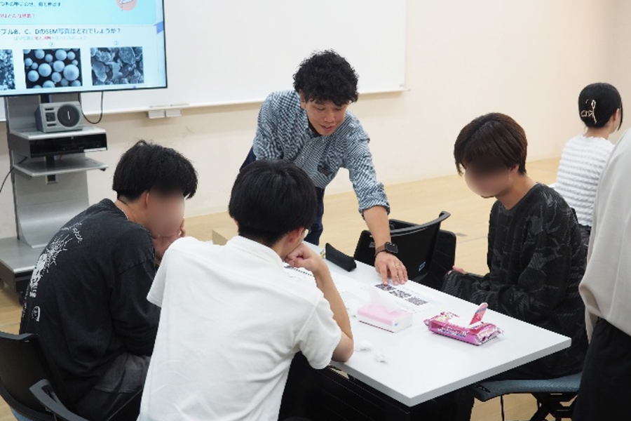 学生が説明を聞く様子