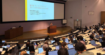 藤崎実メディア学部准教授の授業で、読売広告社の住吉美玲氏が特別講義！