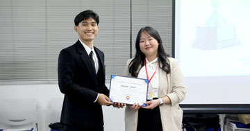 第1回 Japan Model ASEAN Meetingにて大学院生のスックサワイ シーワイサイさんが「Best Strategy Paper Award」を受賞