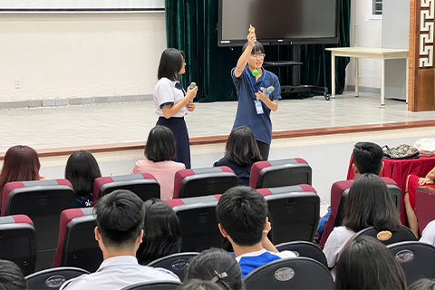 学生交流のようす。けん玉の実演